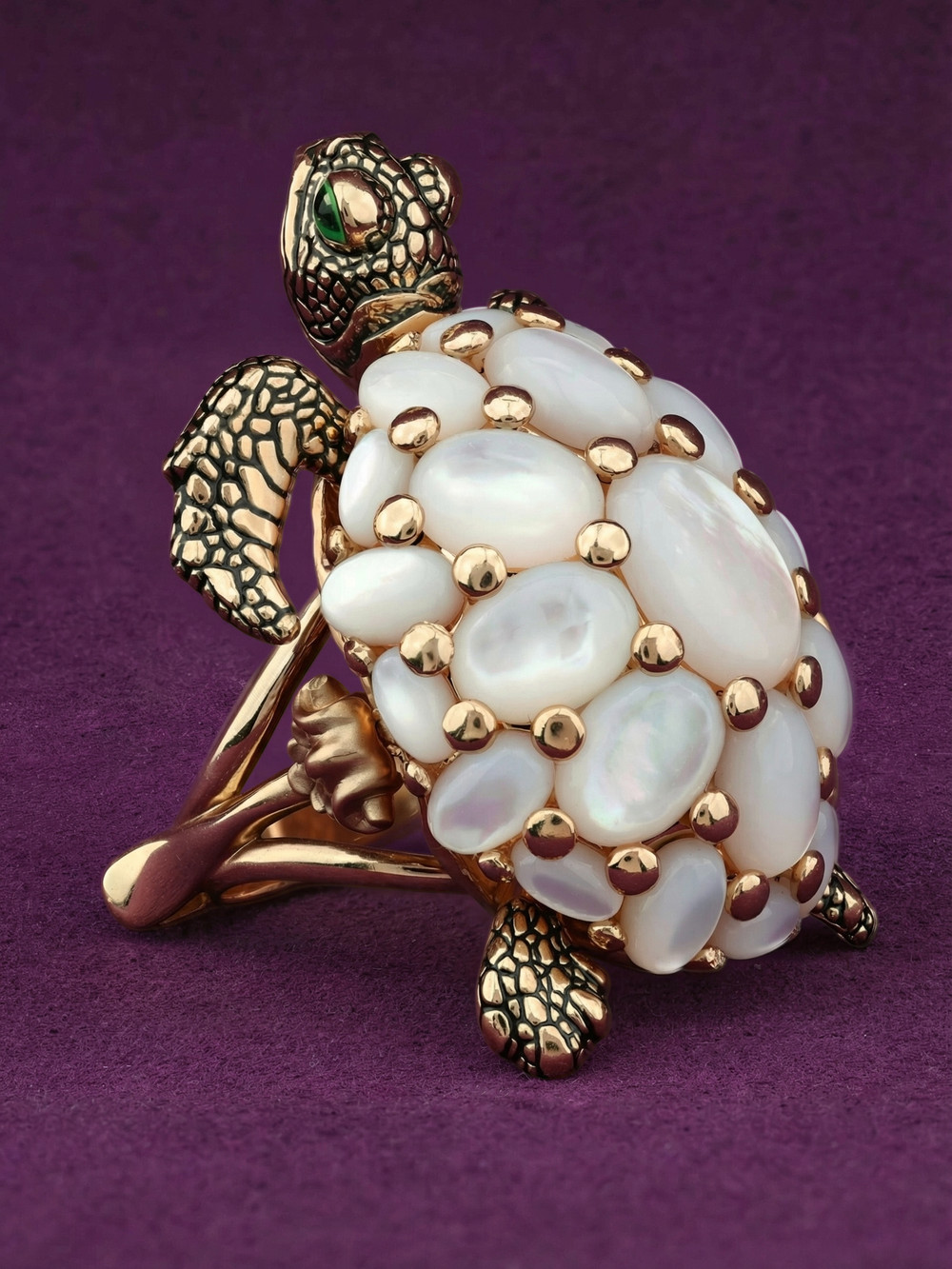 Кольцо из золота c эмалью и перламутром