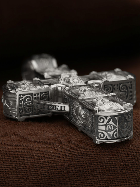 Крест из белого золота c эбеновым деревом