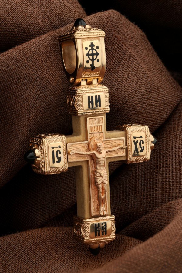 Крест из золота c эмалью, ониксом и деревом груши