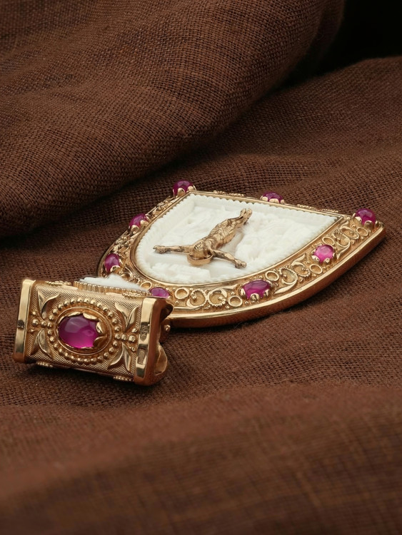 Образок из золота c эмалью, рубином и бивнем мамонта