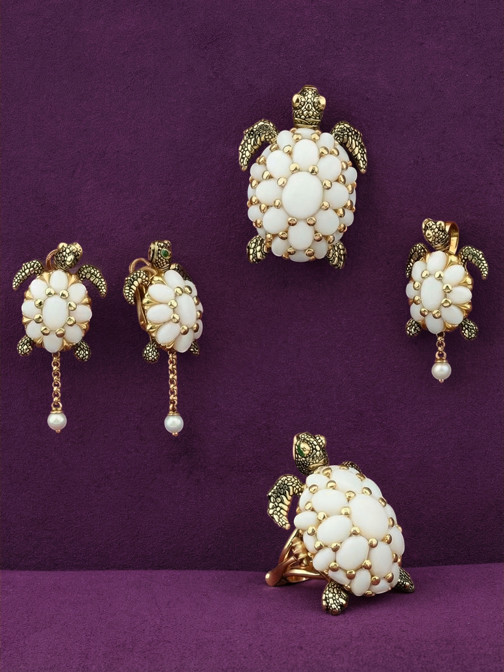 Серьги из лимонного золота c эмалью, жемчугом и бивнем мамонта