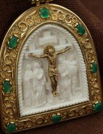 Образок из лимонного золота 585 пробы c эмалью, хризопразом и бивнем мамонта