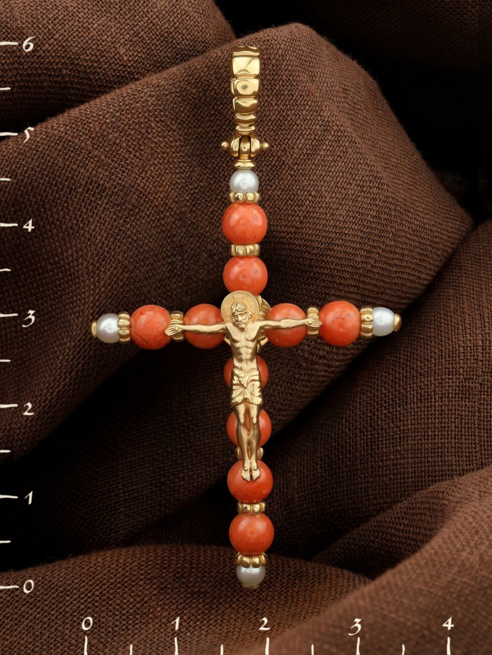 Крест из лимонного золота c жемчугом и кораллом