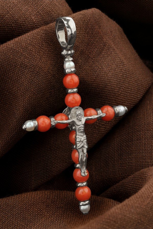Крест из белого золота c жемчугом и кораллом