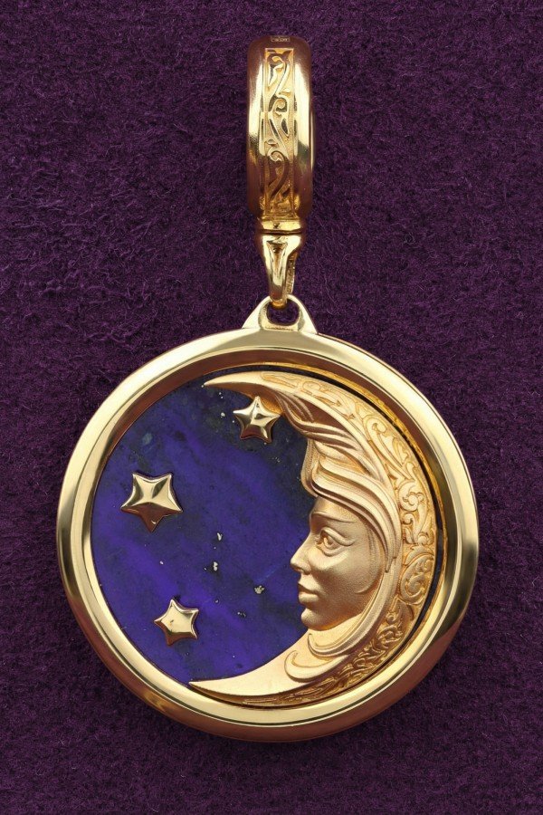 Подвеска из лимонного золота c лазуритом