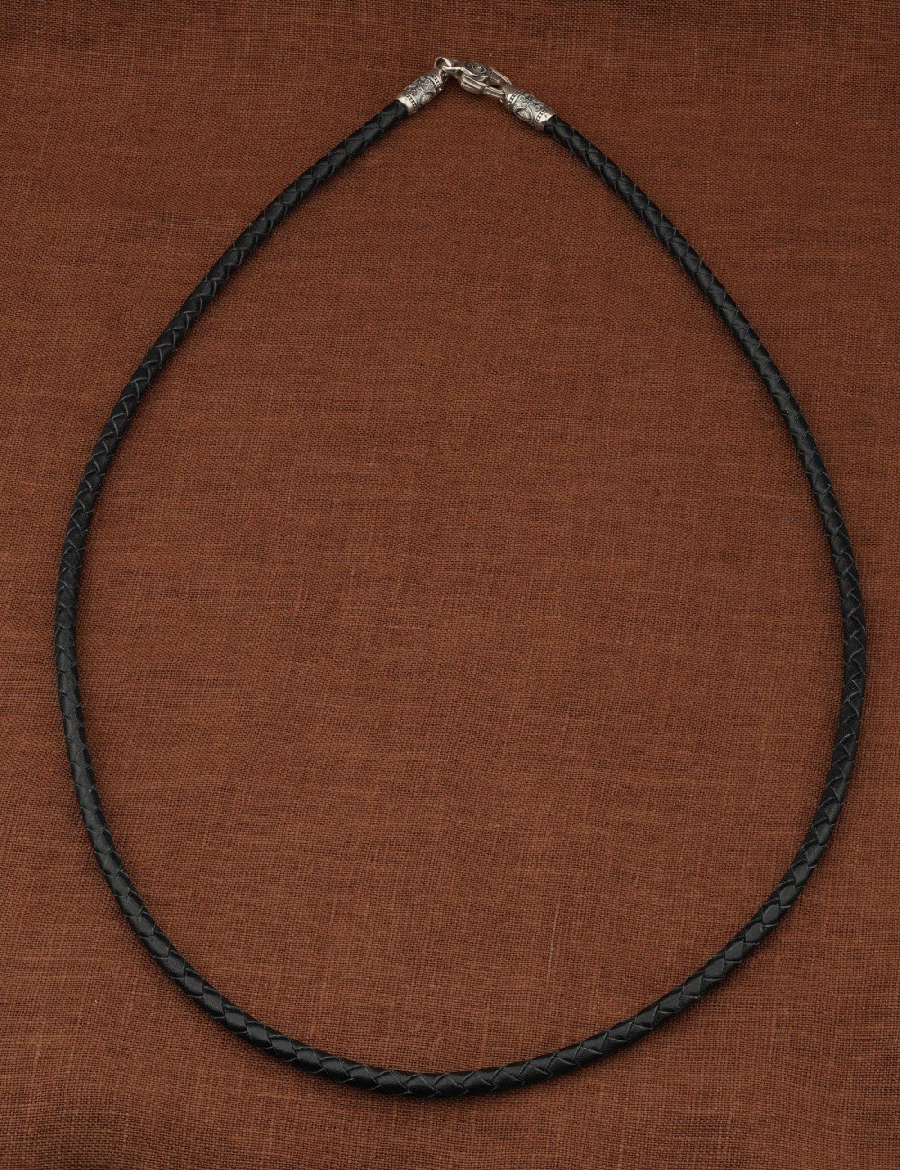 Гайтан из белого золота c кожаным шнурком