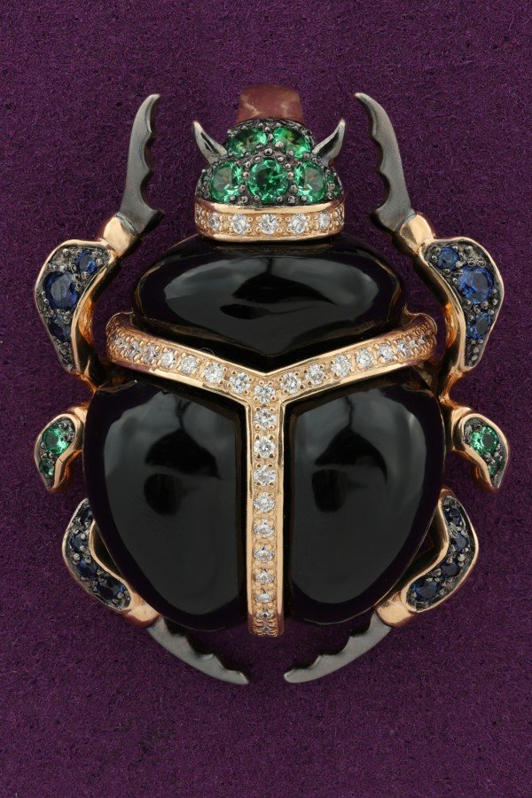 Подвеска из золота 585 пробы c бриллиантами, сапфиром, изумрудом и ониксом