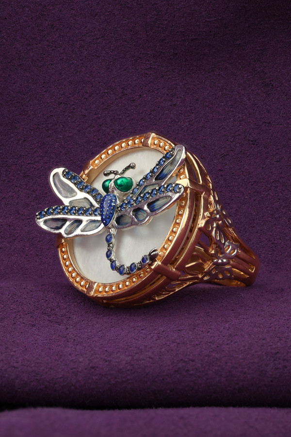 Кольцо из золота c сапфиром, эмалью и перламутром