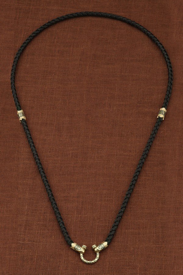 Шнурок шёлковый из зелёного золота c шёлковым шнурком