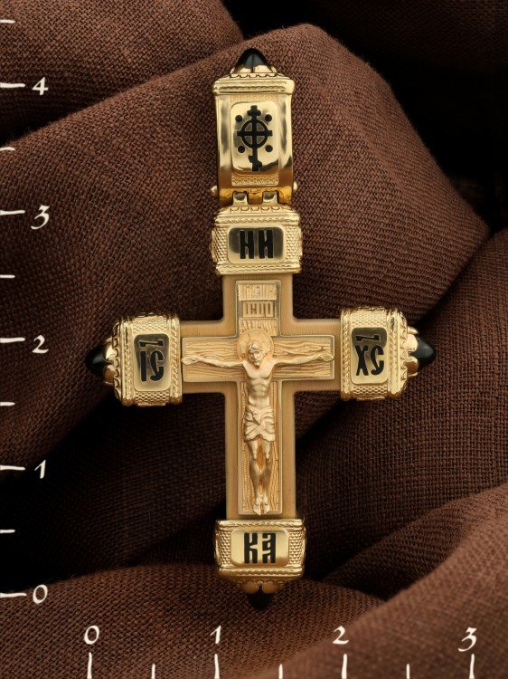 Крест из лимонного золота c эмалью, ониксом и деревом груши