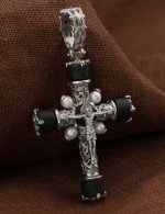 Крест из белого золота 585 пробы c жемчугом и ониксом