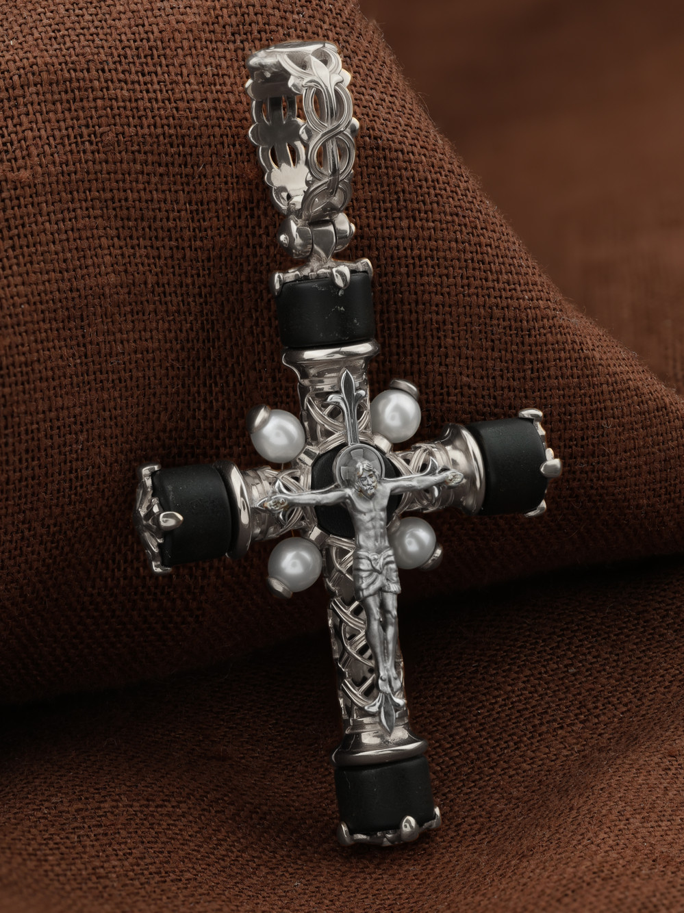 Крест из белого золота c жемчугом и ониксом