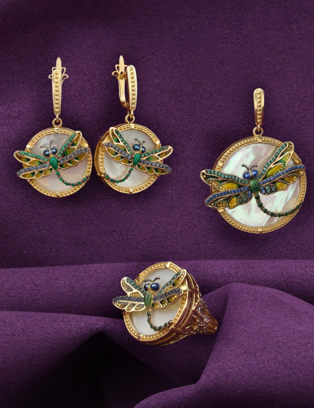 Серьги из лимонного золота 585 пробы c сапфиром, изумрудом, эмалью и перламутром