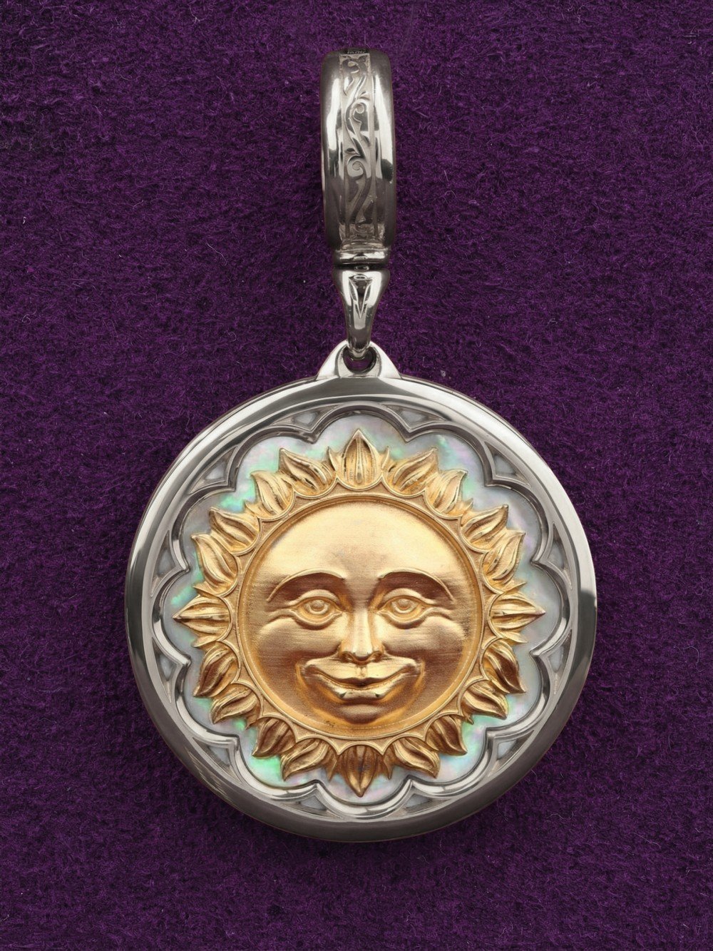 Подвеска из белого золота c перламутром