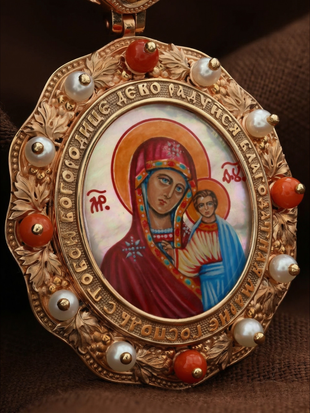 Образок из золота c эмалью, жемчугом, кораллом и перламутром