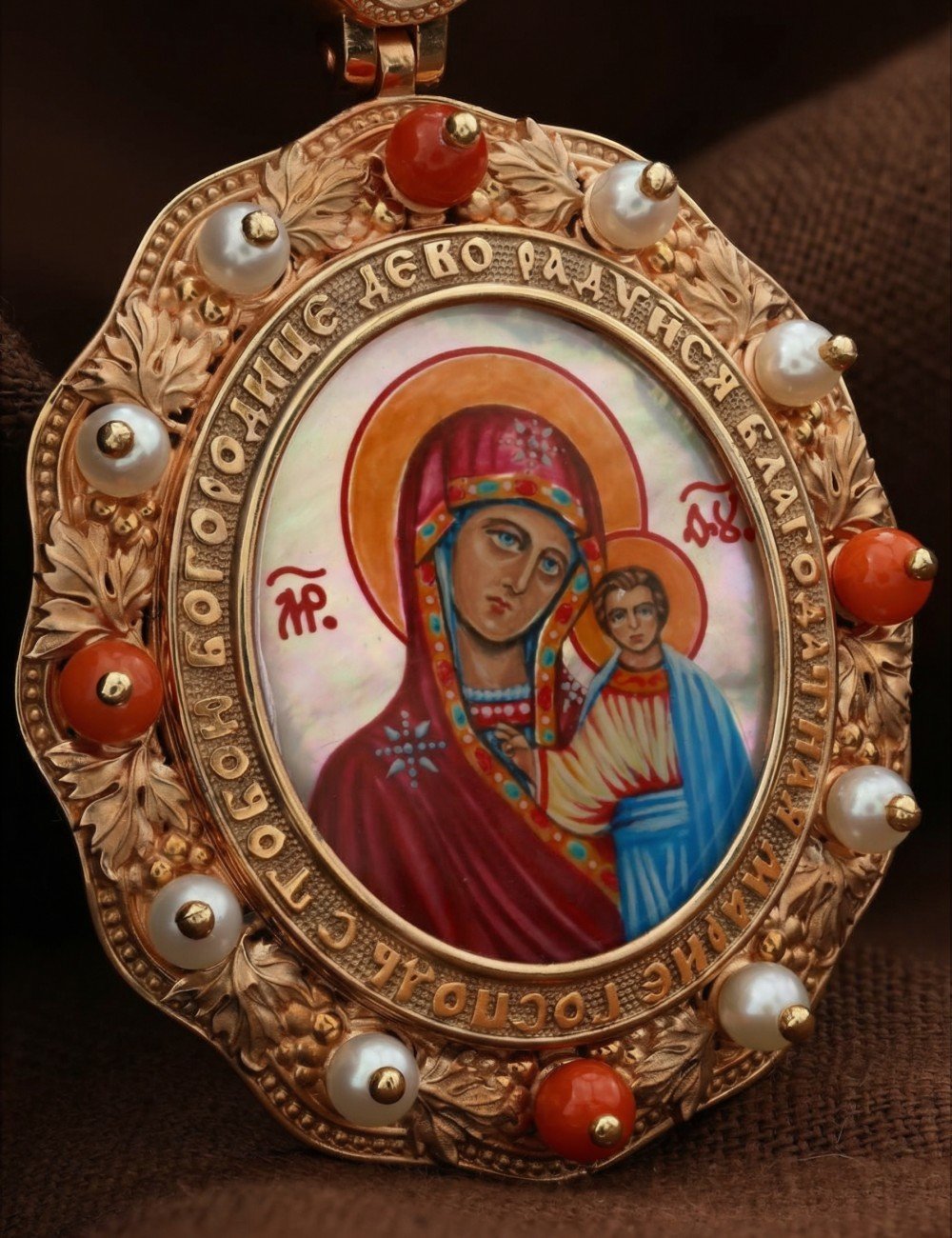 Образок из золота 585 пробы c эмалью, жемчугом, кораллом и перламутром