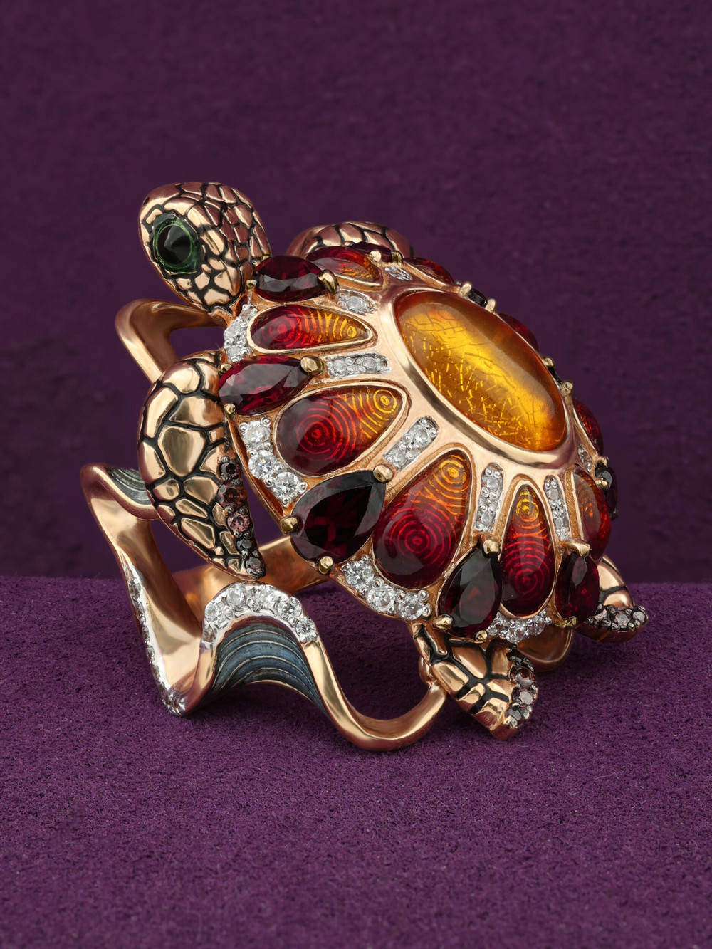 Кольцо из золота c эмалью, фианитом, гранатом и янтарём