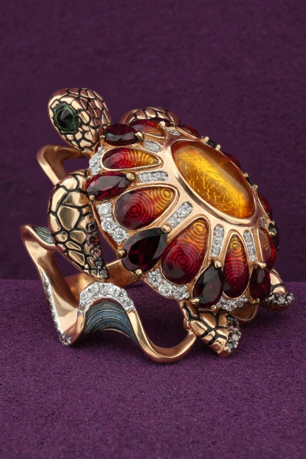 Кольцо из золота 585 пробы c эмалью, фианитом, гранатом и янтарём