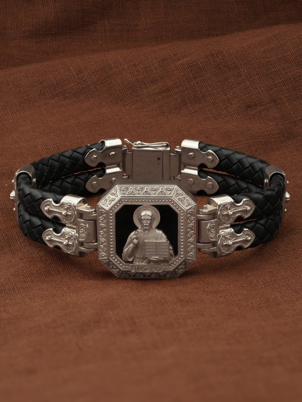 Браслет из белого золота c шнурком и ониксом