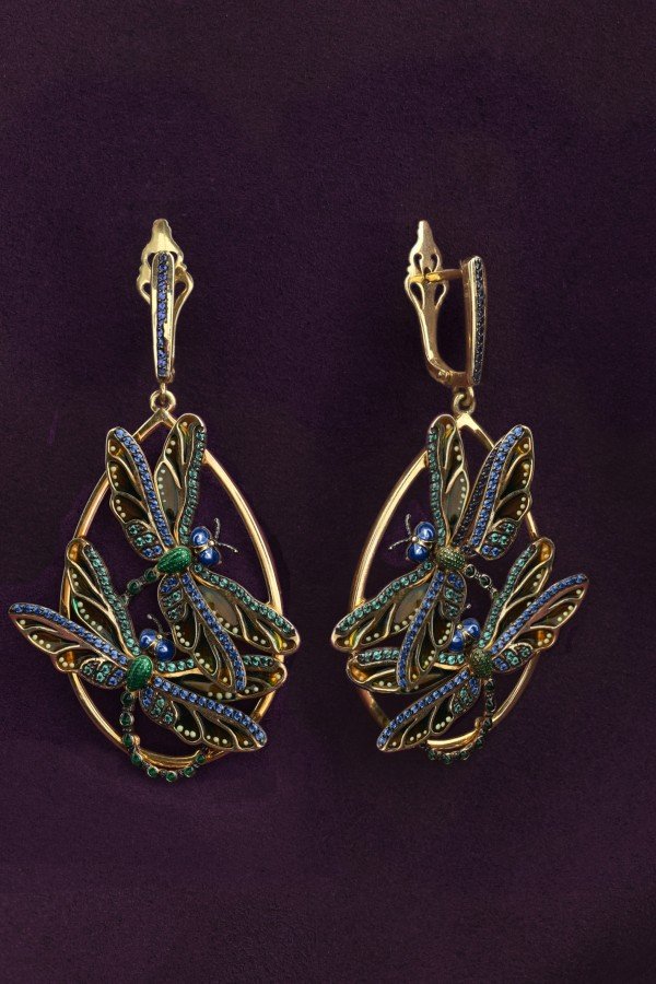 Серьги из лимонного золота c сапфиром, изумрудом и эмалью