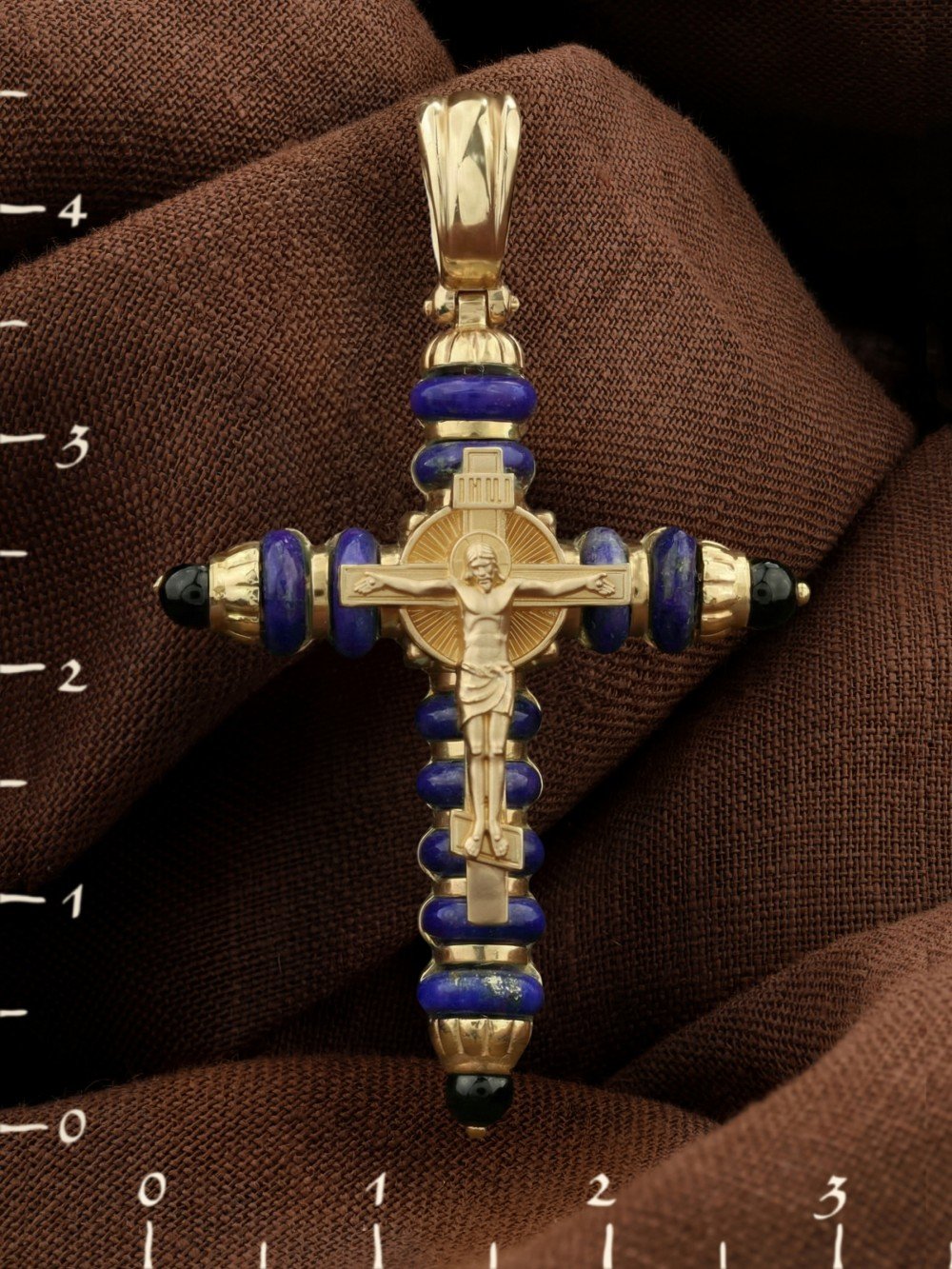 Крест из лимонного золота c ониксом и лазуритом