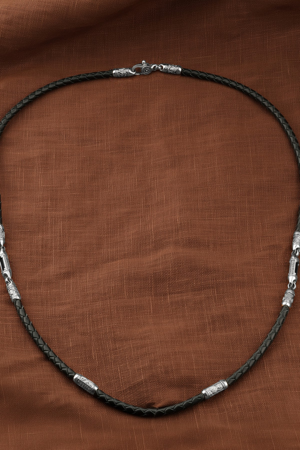 Гайтан из белого золота c кожаным шнурком и ониксом