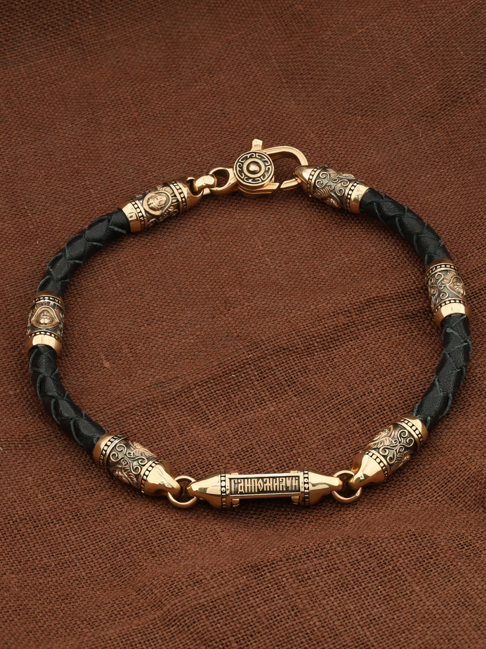 Браслет из золота c кожаным шнурком и ониксом
