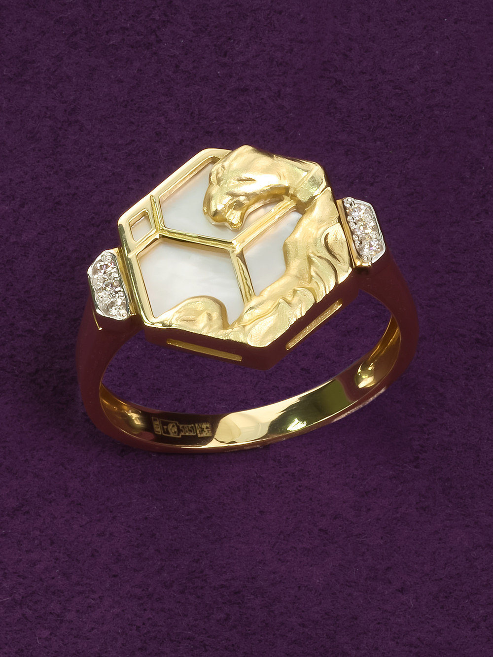 Кольцо из лимонного золота c бриллиантами и перламутром