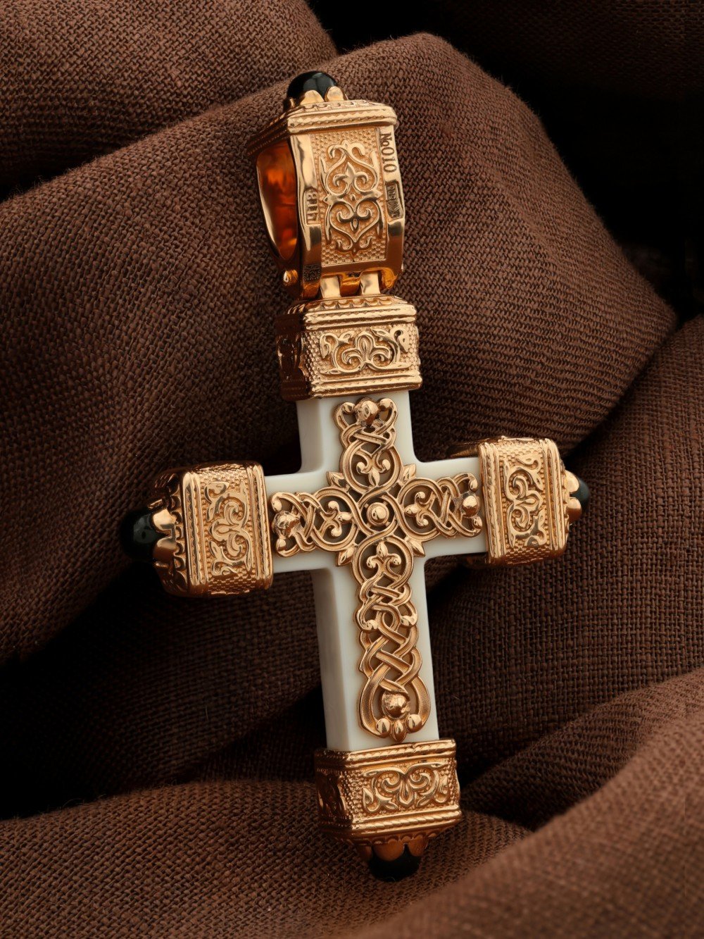 Крест из золота c эмалью, ониксом и бивнем мамонта