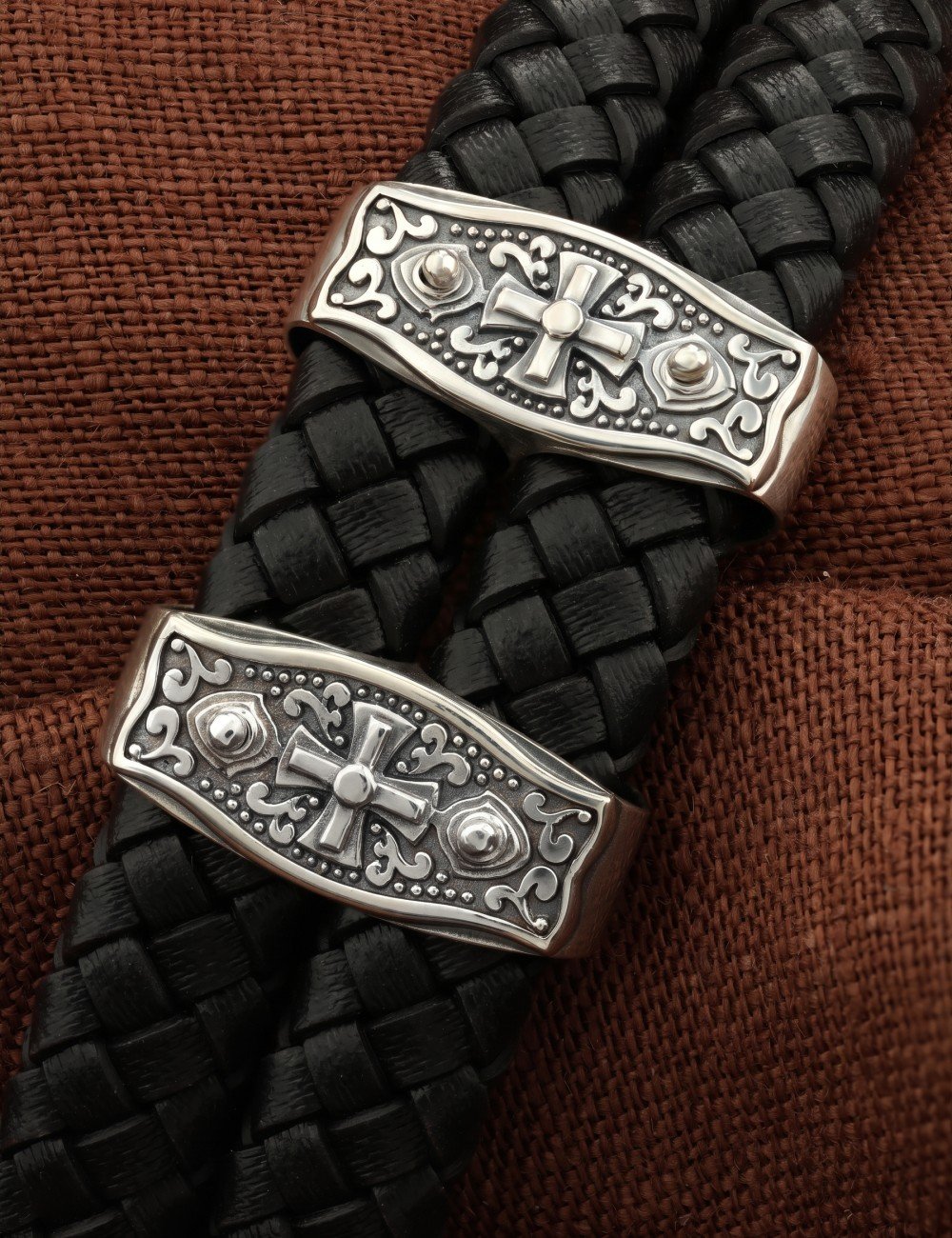 Браслет из серебра c кожаным шнурком