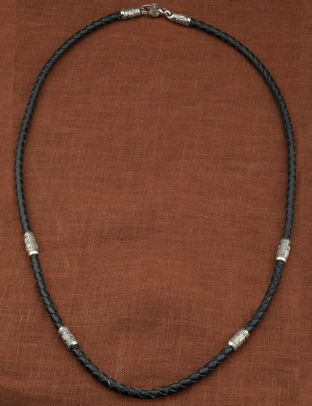 Гайтан из белого золота c кожаным шнурком