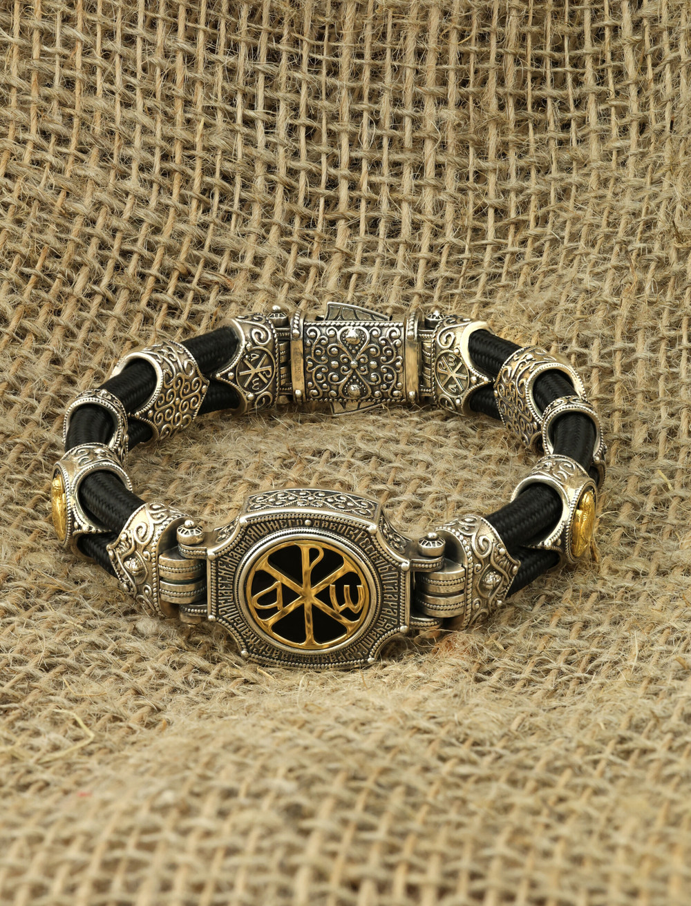 Браслет из серебра и золота c ониксом и шёлковым шнурком