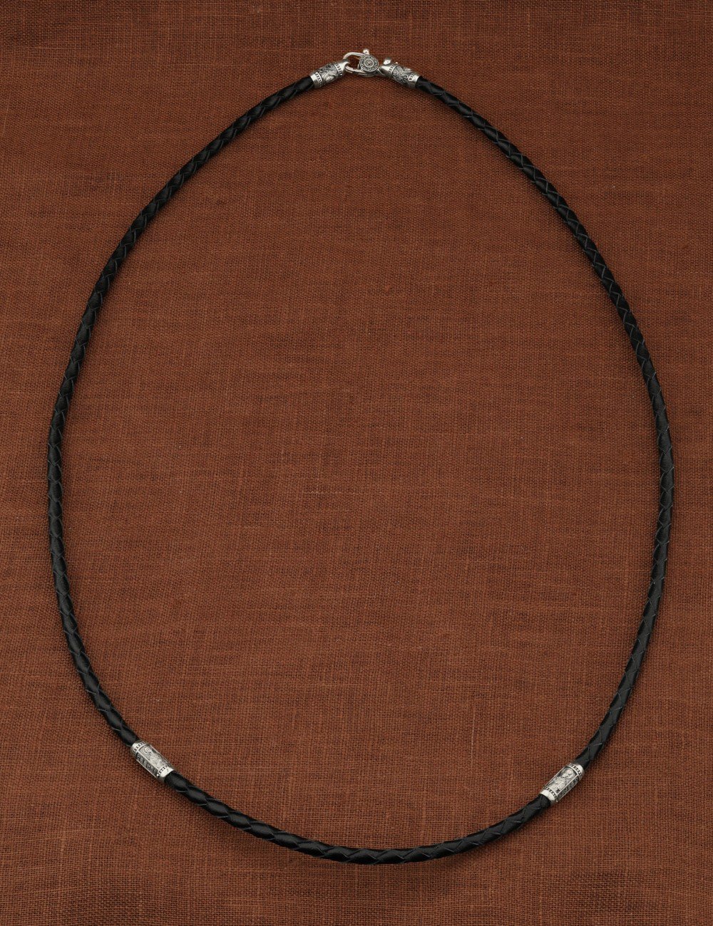 Гайтан из белого золота c кожаным шнурком