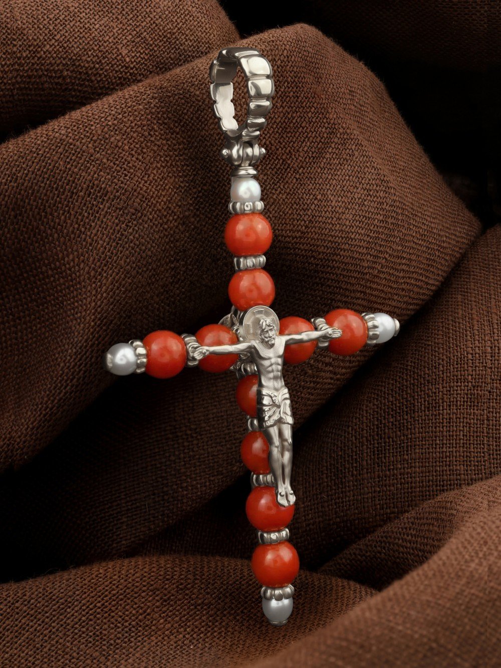 Крест из белого золота c жемчугом и кораллом