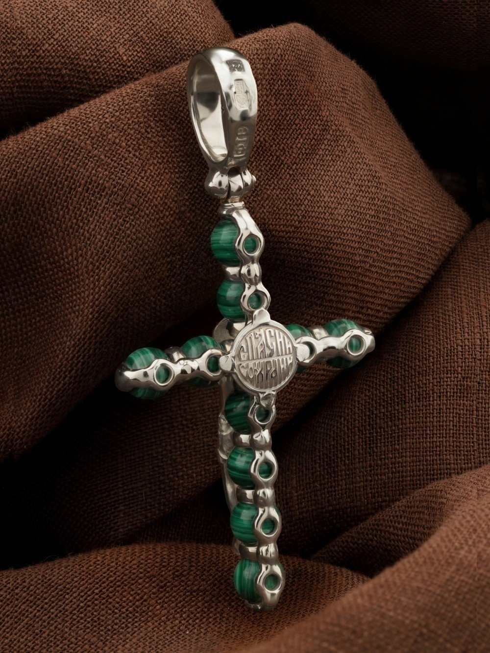 Крест из белого золота c малахитом