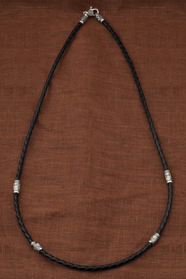 Гайтан из белого золота c кожаным шнурком