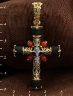 Крест из лимонного золота 585 пробы c ониксом и кораллом