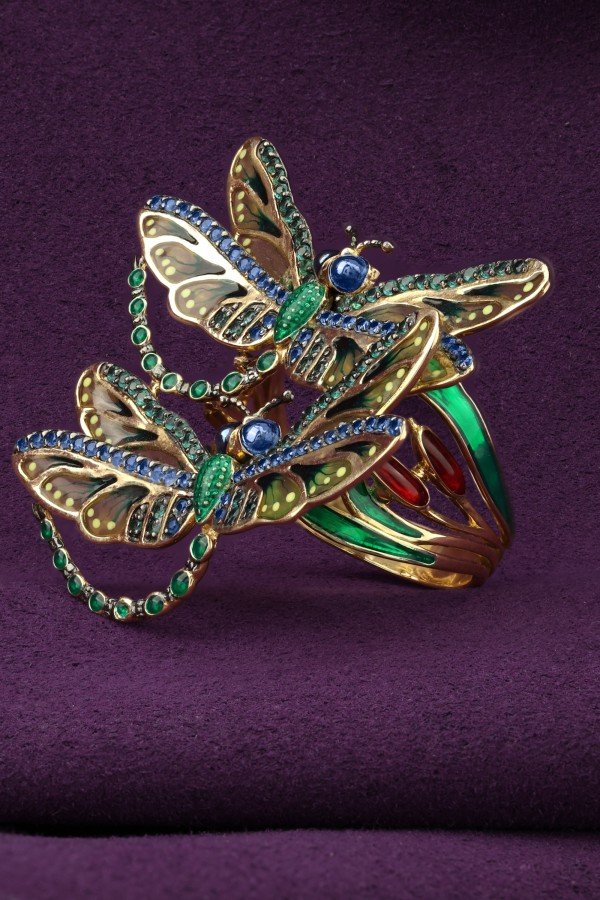 Кольцо из лимонного золота c сапфиром, изумрудом и эмалью