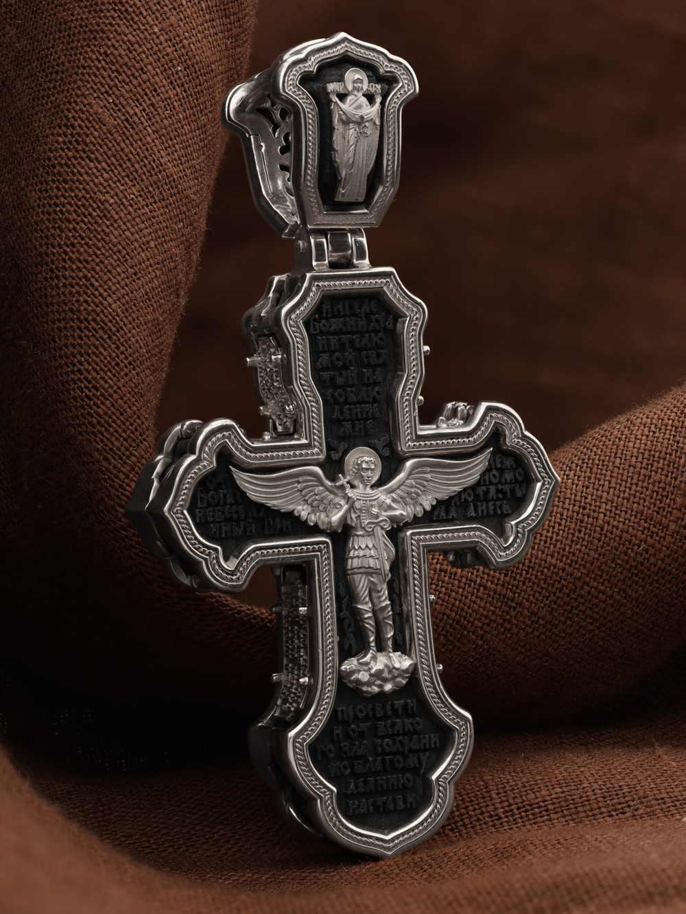 Крест из белого золота c эбеновым деревом