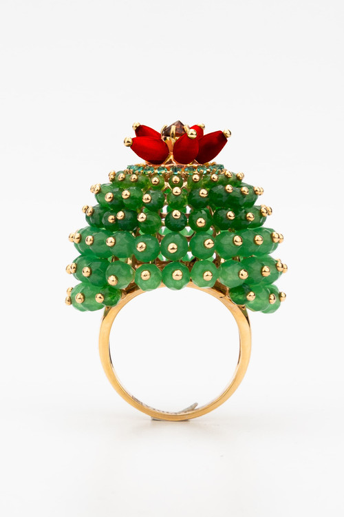 Кольцо из золота c гранатом, хризопразом, изумрудом и кораллом