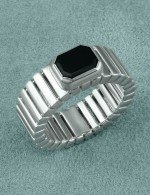 Кольцо из белого золота c ониксом