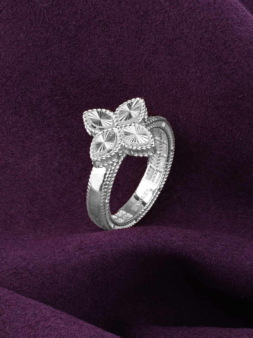 Кольцо из белого золота