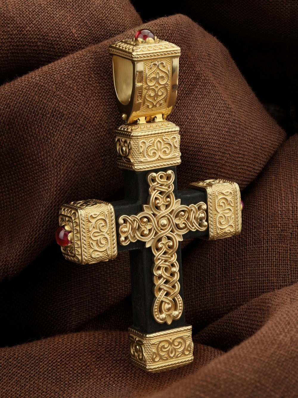 Крест из лимонного золота c эмалью, рубином и эбеновым деревом