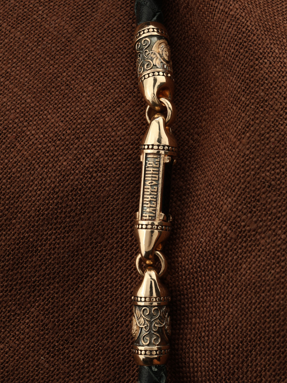 Гайтан из золота c кожаным шнурком и ониксом