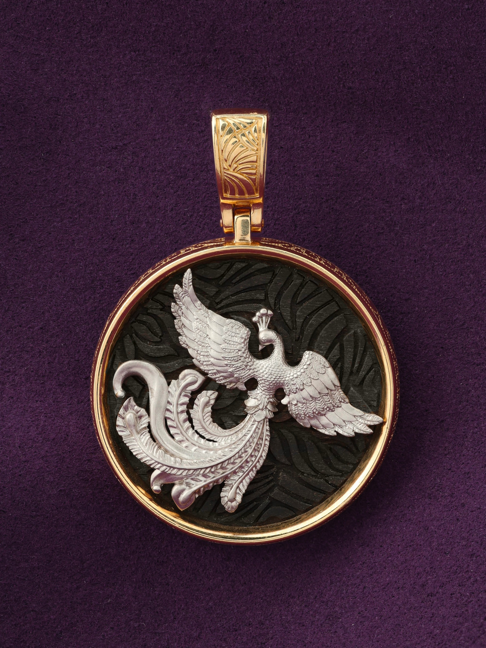 Подвеска из золота c эбеновым деревом