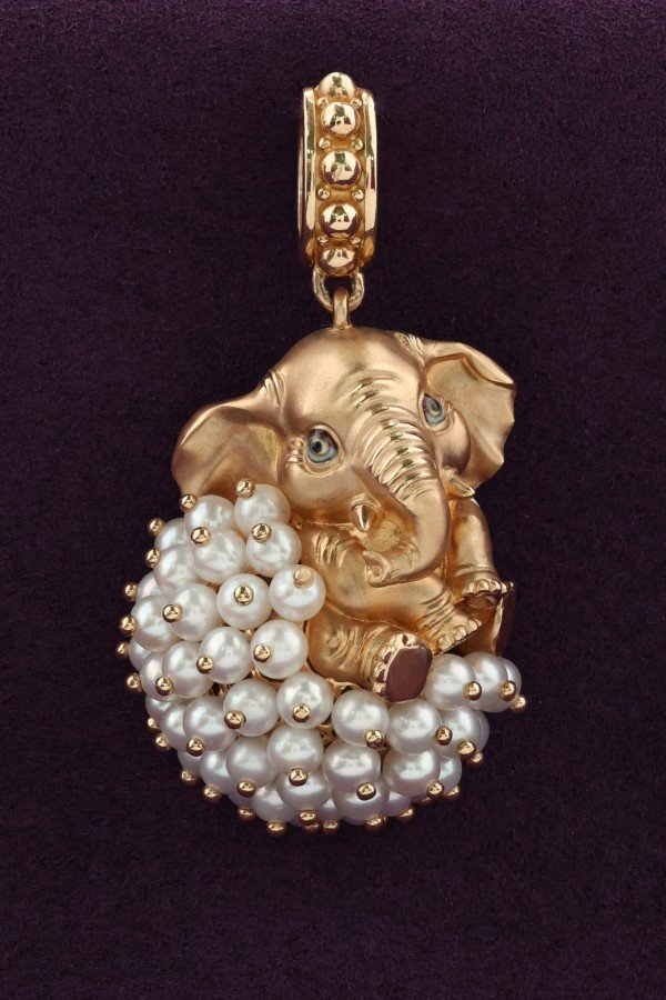 Подвеска из золота c эмалью и жемчугом