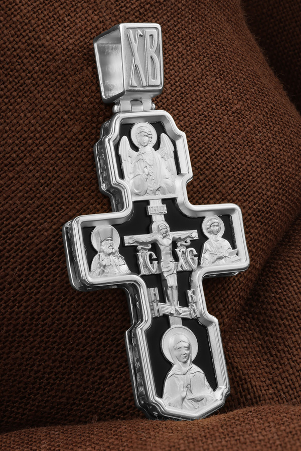 Крест из белого золота c ониксом