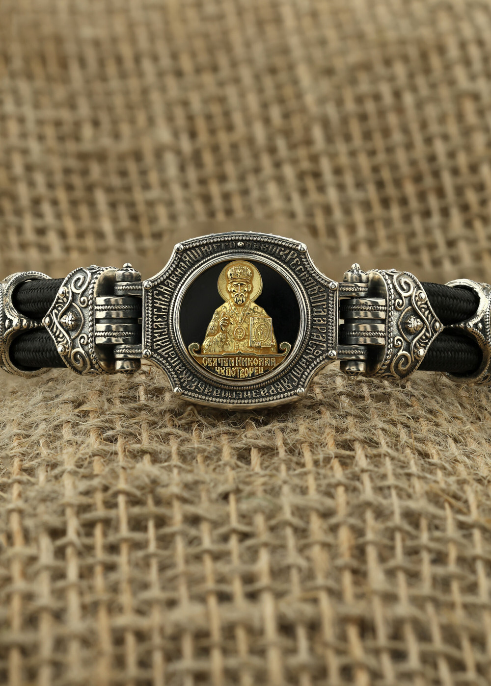 Браслет из серебра и золота c ониксом и шёлковым шнурком