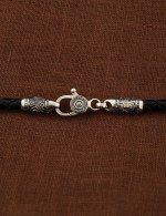 Гайтан из белого золота c кожаным шнурком