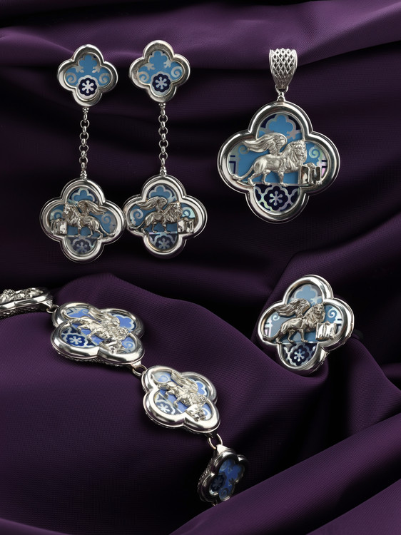 Браслет из белого золота c эмалью, жемчугом и перламутром